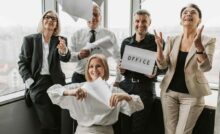 persone che lanciano fogli